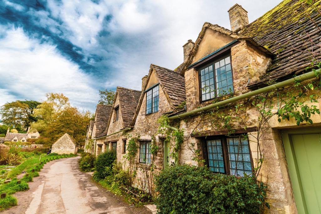 A Perfect Road Trip Through the Cotswolds: Best Routes, Stops, and Experiences